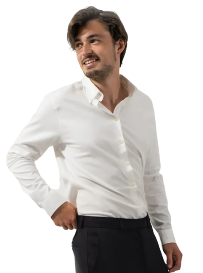 Un uomo sicuro di sé in posa con una camicia bianca e le mani sui fianchi.